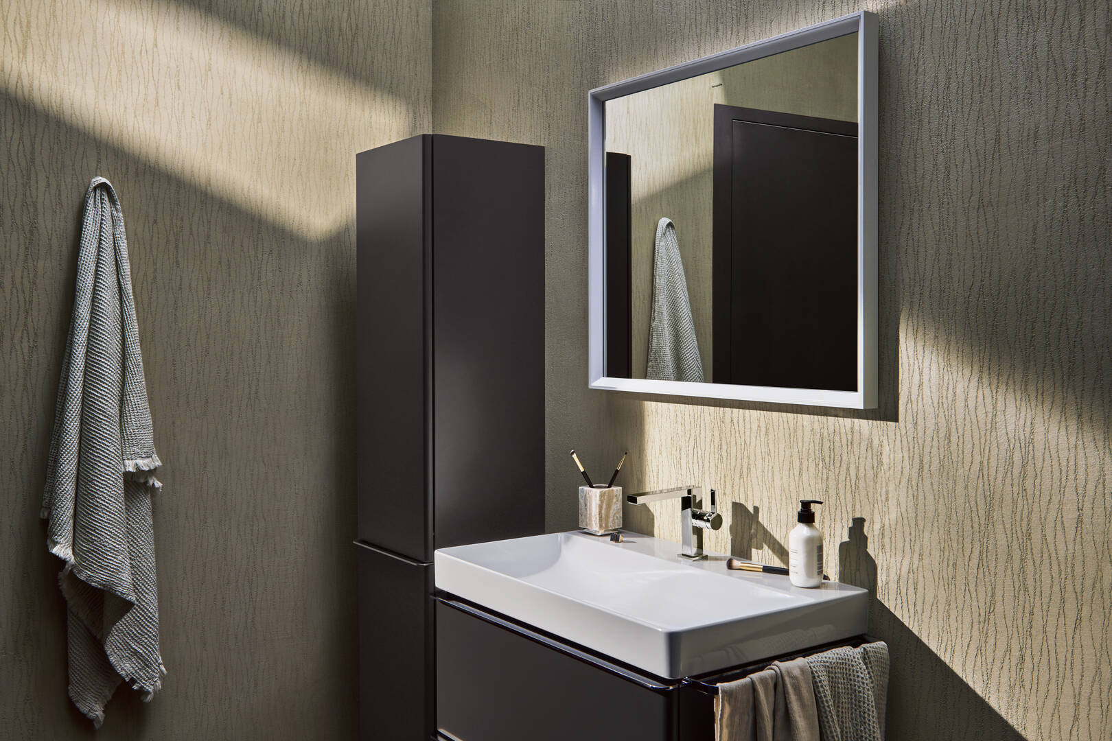 Close-Up: Waschtisch 800/480 mit Hahnloch ohne Überlauf  SmartClean