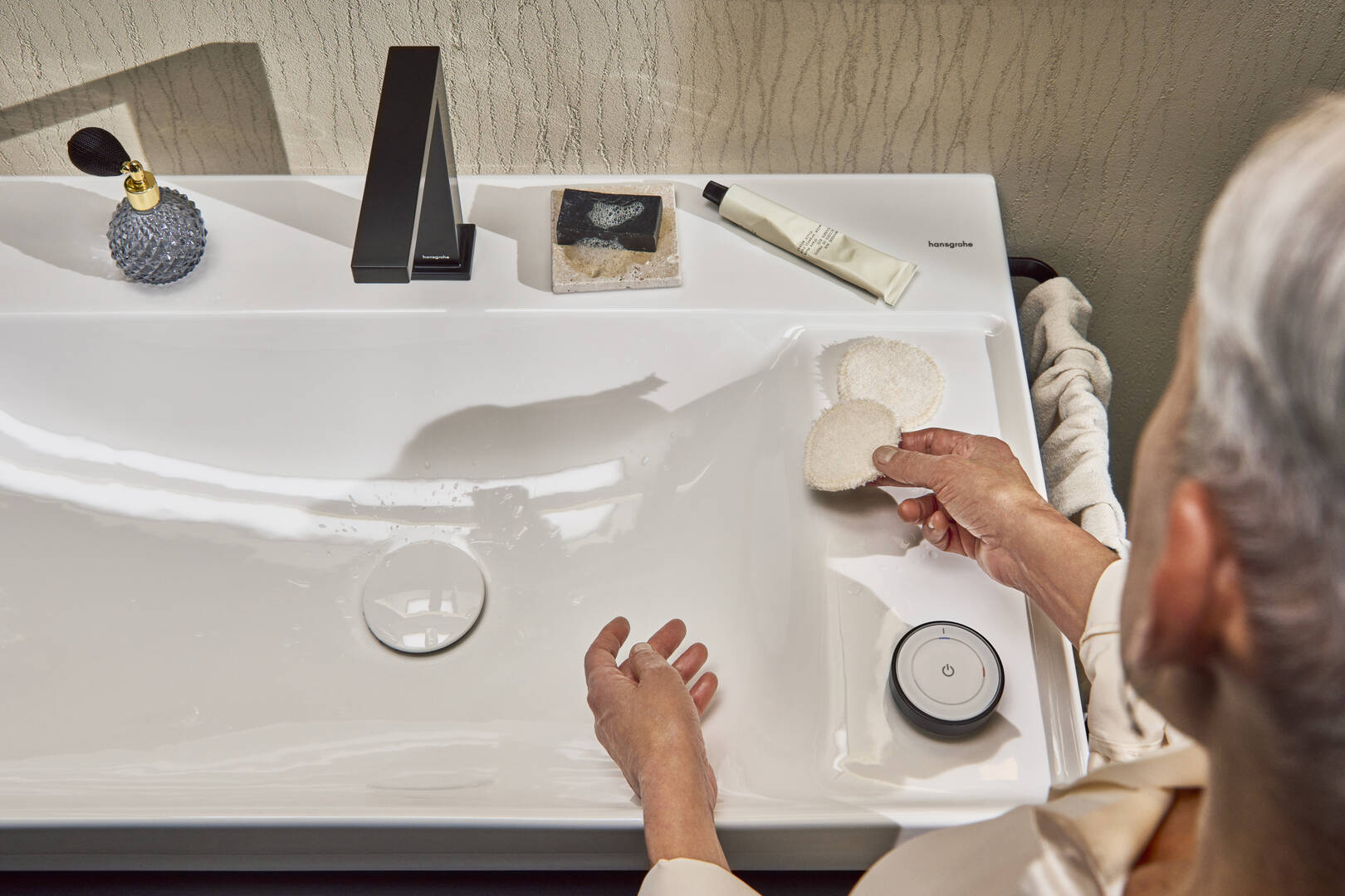 Close-up: 2-håls tvättställsblandare 150 CoolStart EcoSmart+ med silventil 2