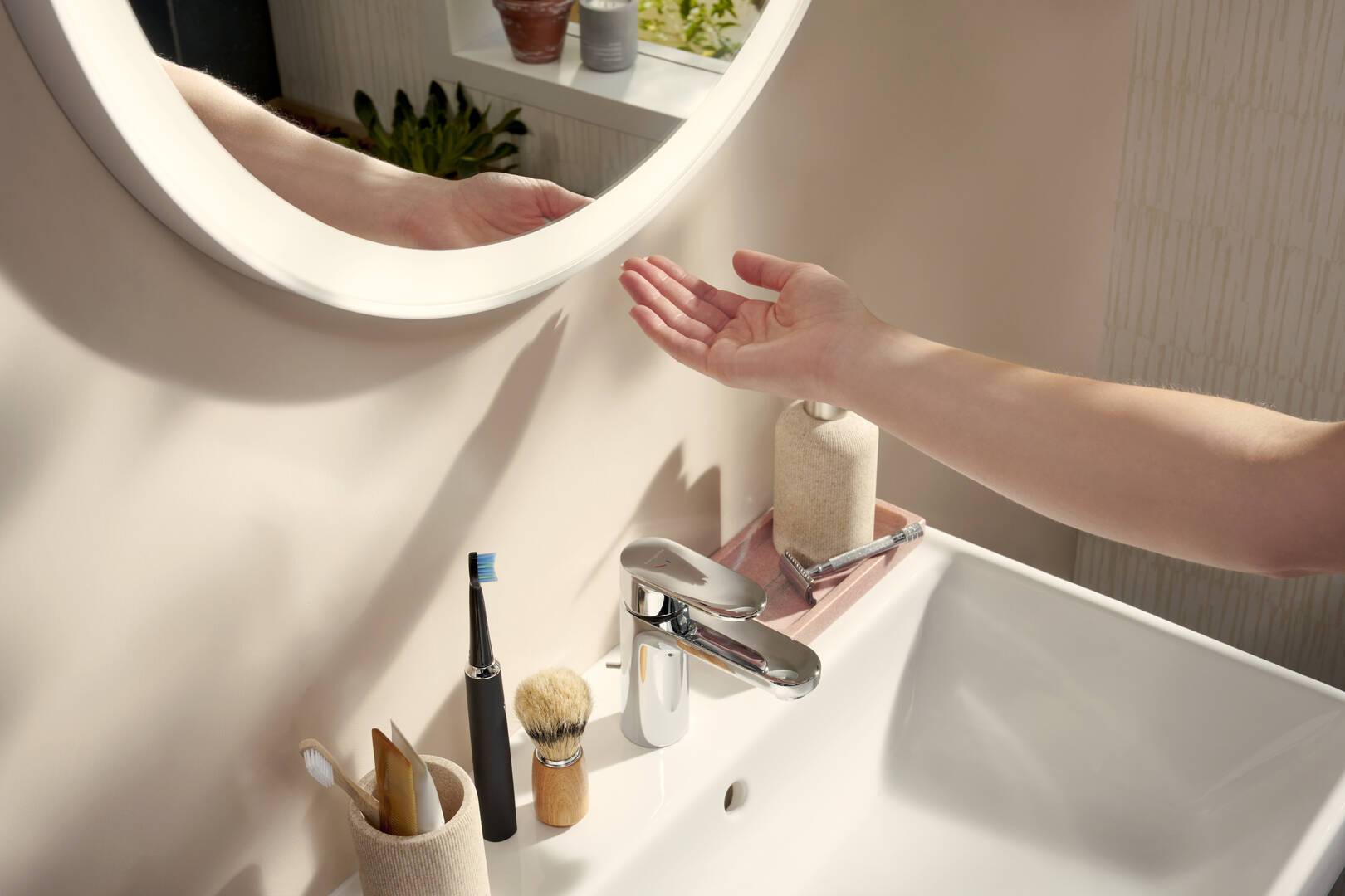 Close-Up: Spiegel mit runder LED-Beleuchtung 900/30 IR Sensor 4