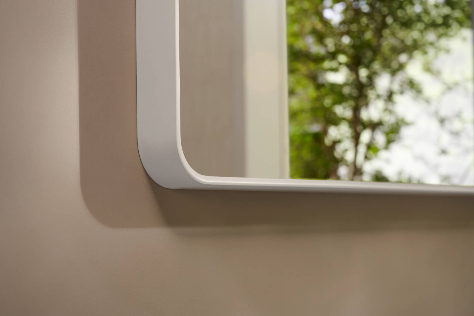 Close-up: Mirror with horizontal LED lights 360/30 for wall switch 1