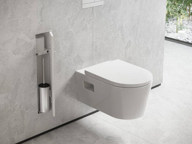 Close-up: Väggnisch med toalettborste  hylla och kakelbar dörr