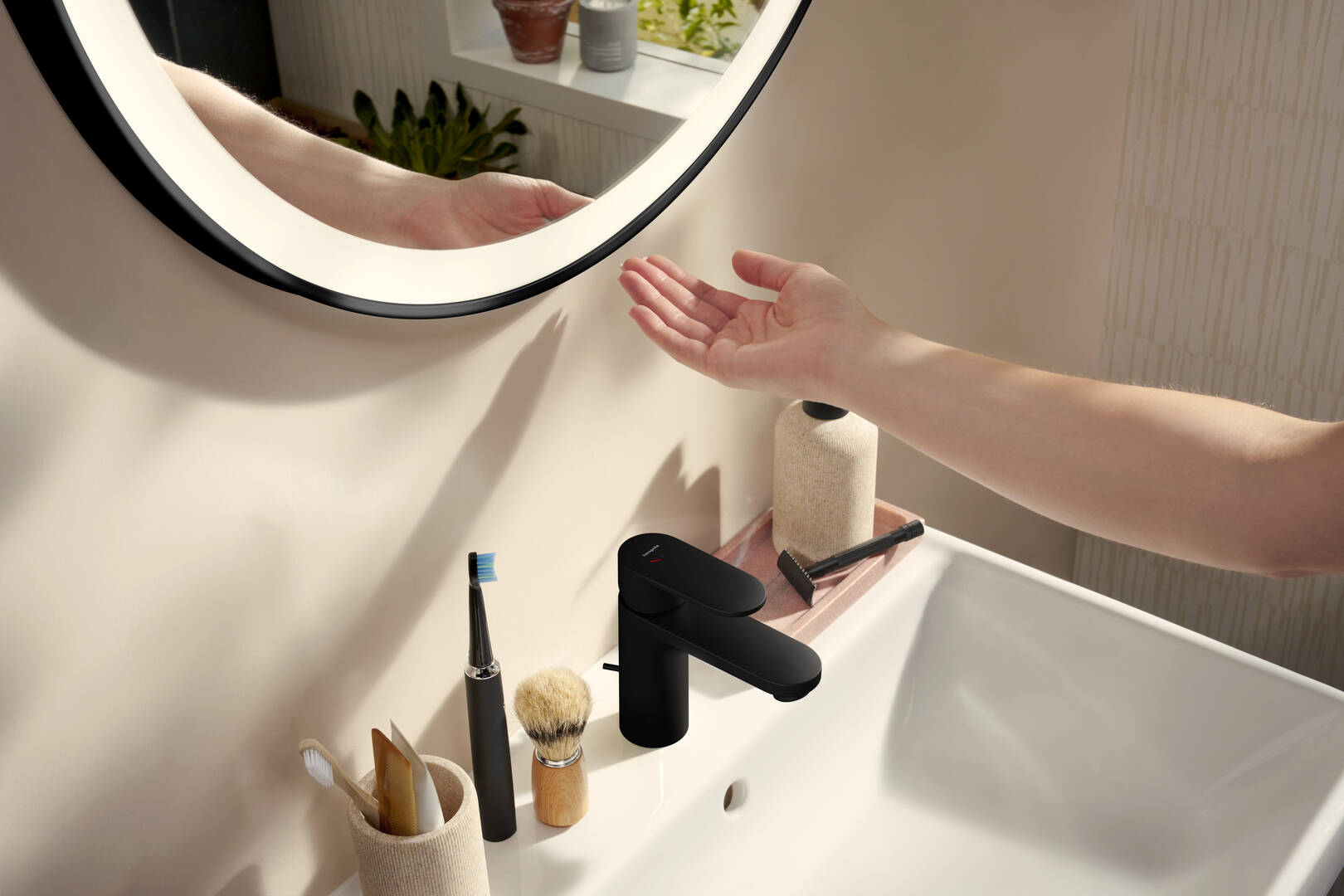 Close-up: Spegel med rund LED-belysning 700/30  IR sensor