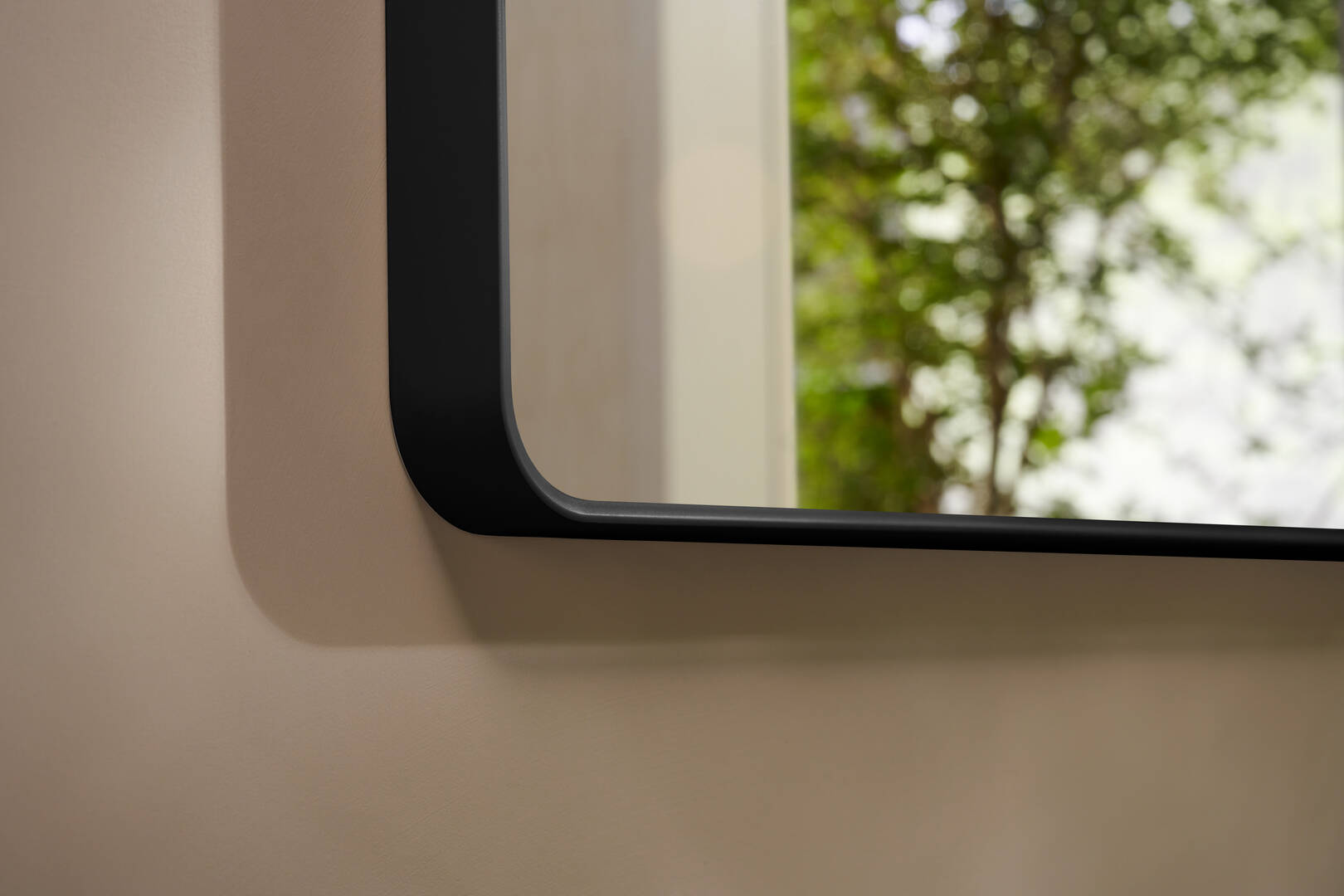 Close-Up: Spiegel mit horizontaler LED-Beleuchtung 360/30 für Wandschalter 1