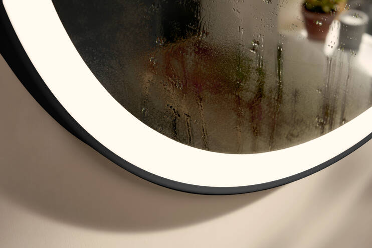 Close-up: Spegel med rund LED-belysning 700/30  väggströmbrytare