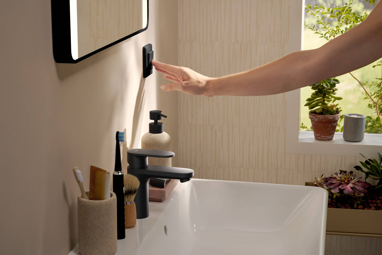 Close-up: spiegel met verticale LED-verlichting 500/30 wandschakelaar 1