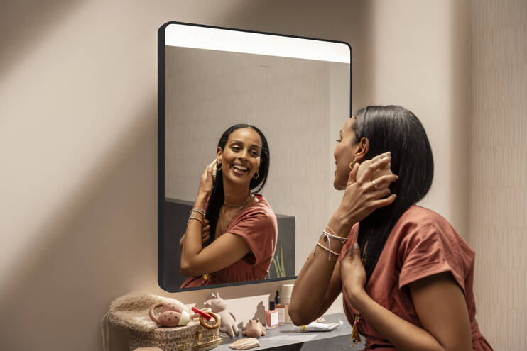 Close-up: Spegel med horisontell LED-belysning 600/30  väggströmbrytare