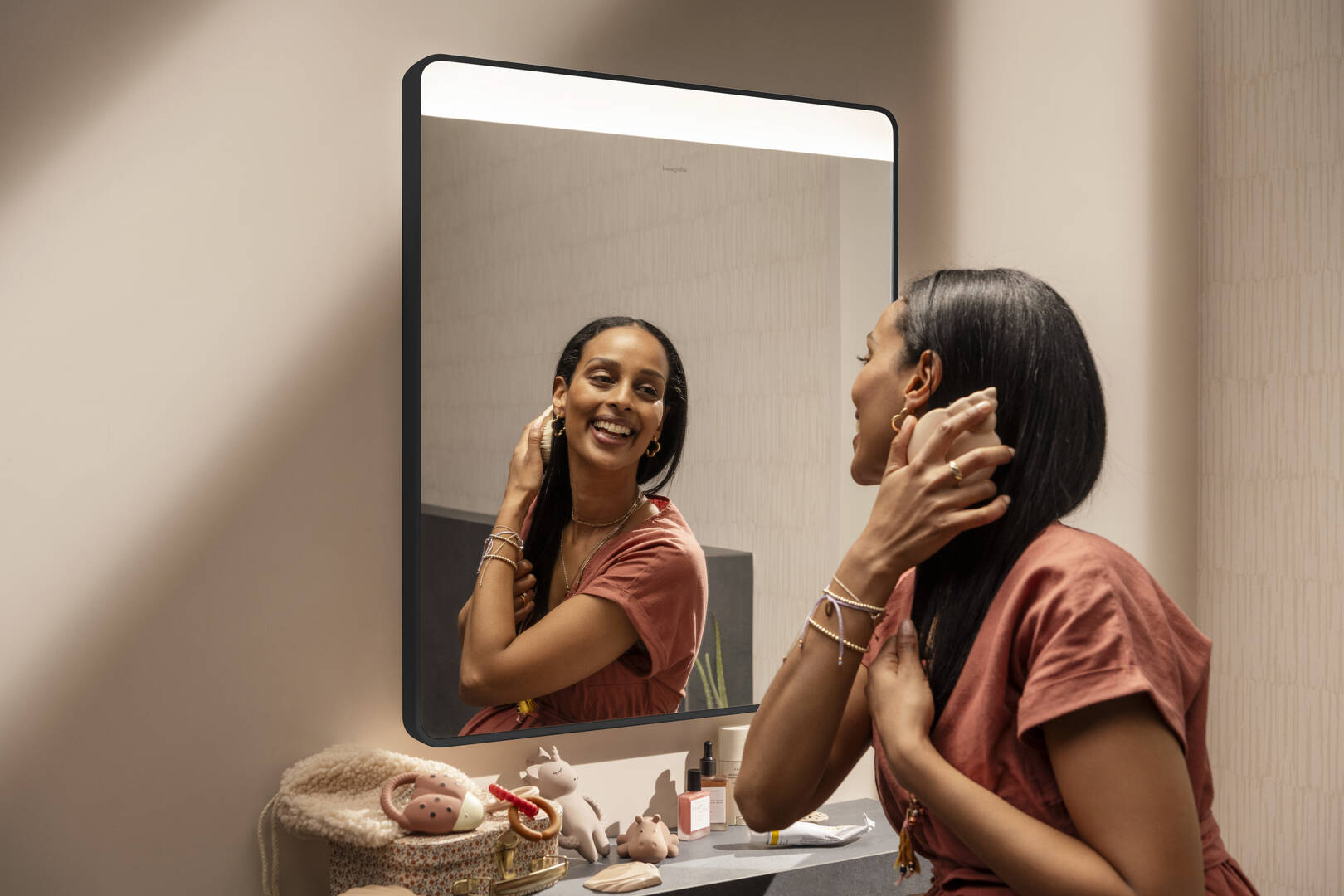 Close-up: Spegel med horisontell LED-belysning 600/30  väggströmbrytare