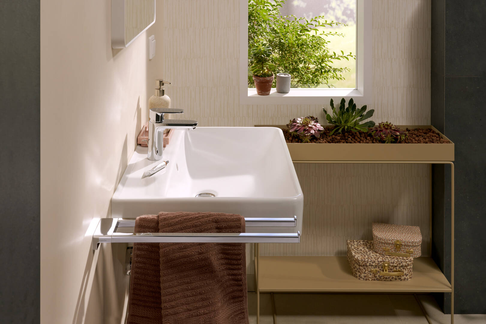 Primo piano: Lavabo 600/480 con foro rubinetteria e troppopieno  SmartClean