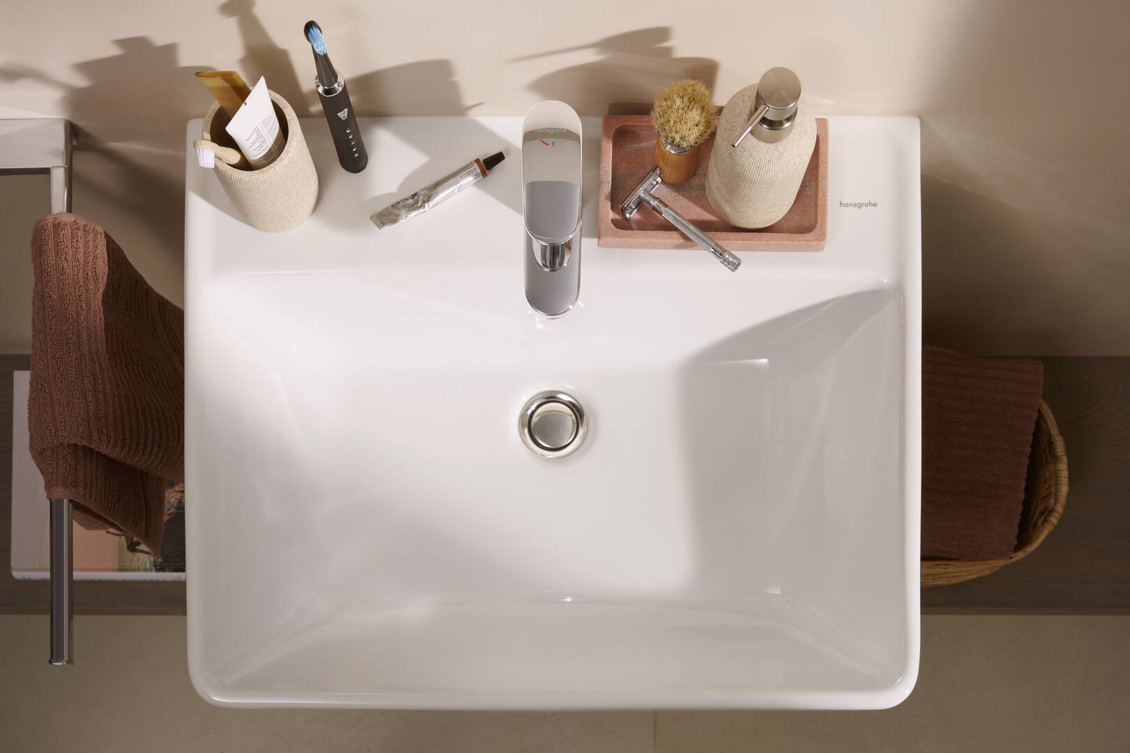 Primo piano: Lavabo 600/480 con foro rubinetteria e troppopieno  SmartClean