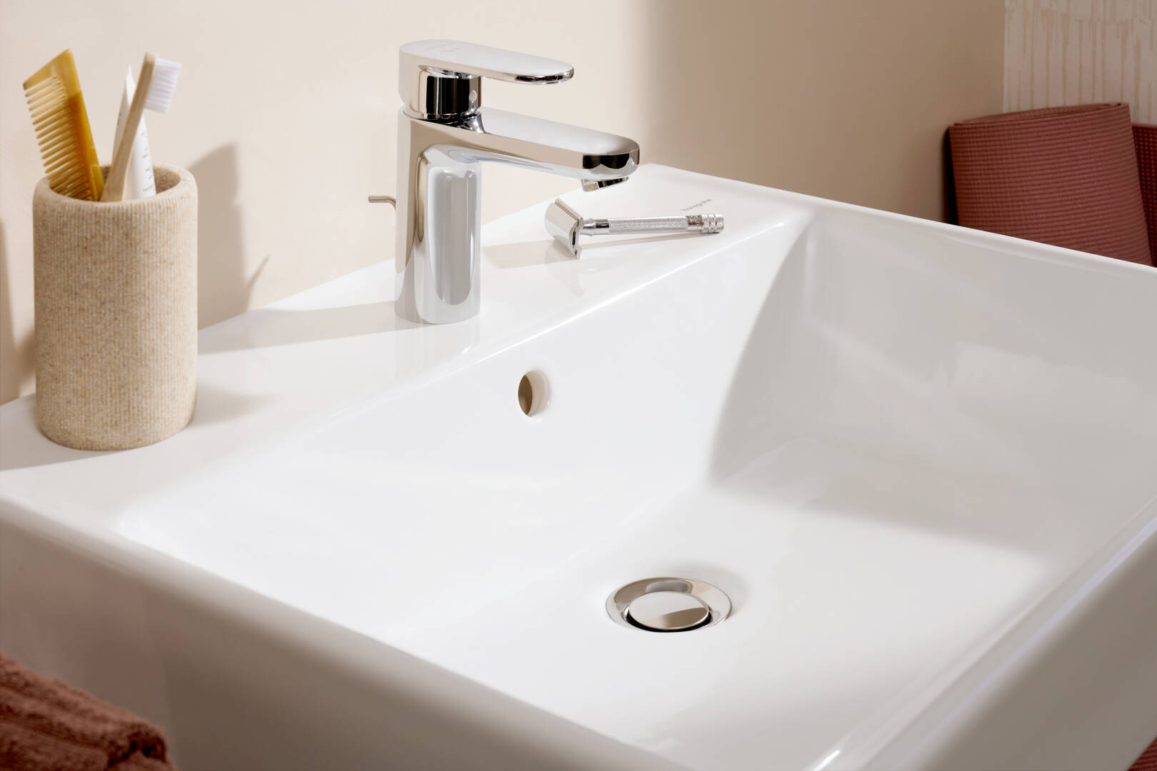 Primo piano: Lavabo 600/480 con foro rubinetteria e troppopieno  SmartClean