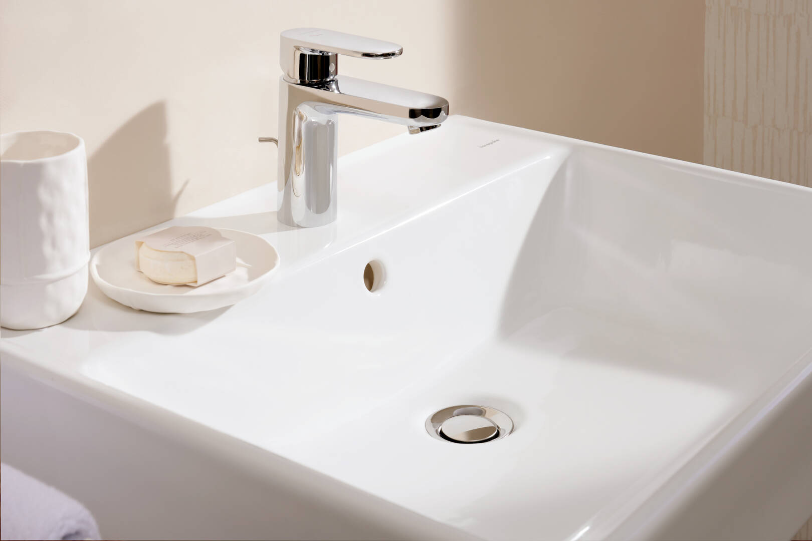 Primo piano: Lavabo 600/480 con foro rubinetteria e troppopieno  SmartClean