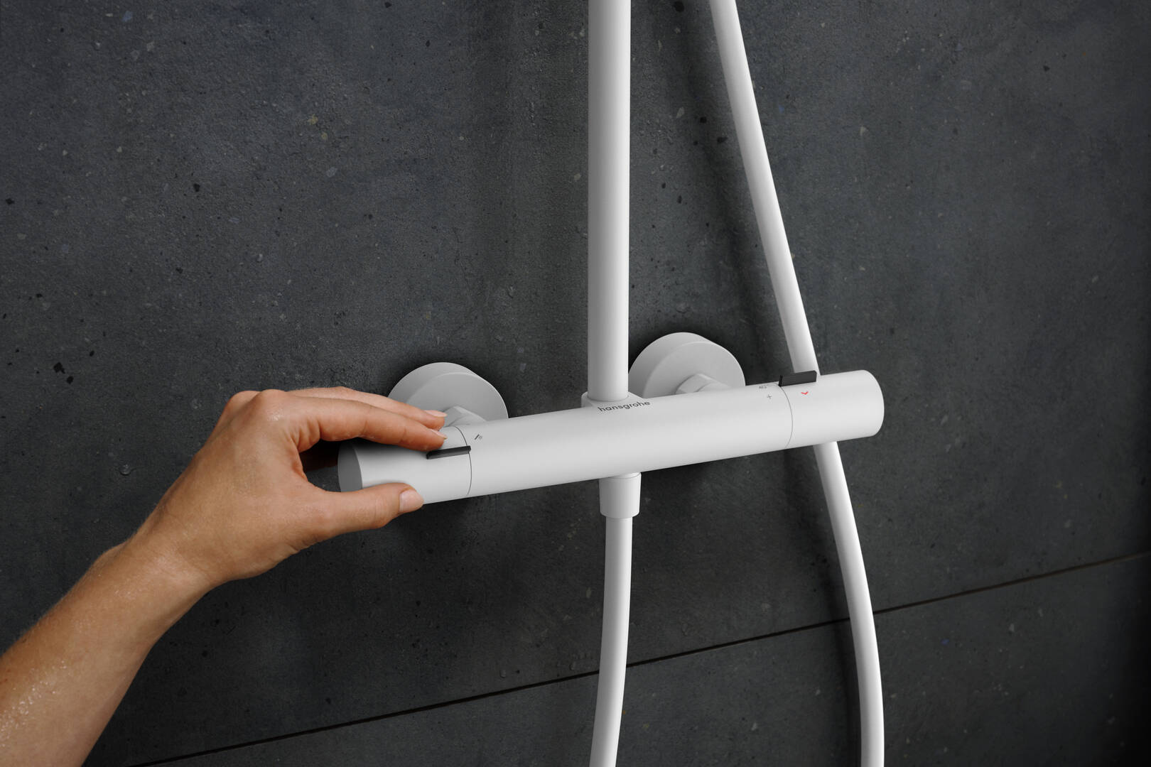 Close-up: Showerpipe 260 1jet with Ecostat Fine and hand shower 3jet 5