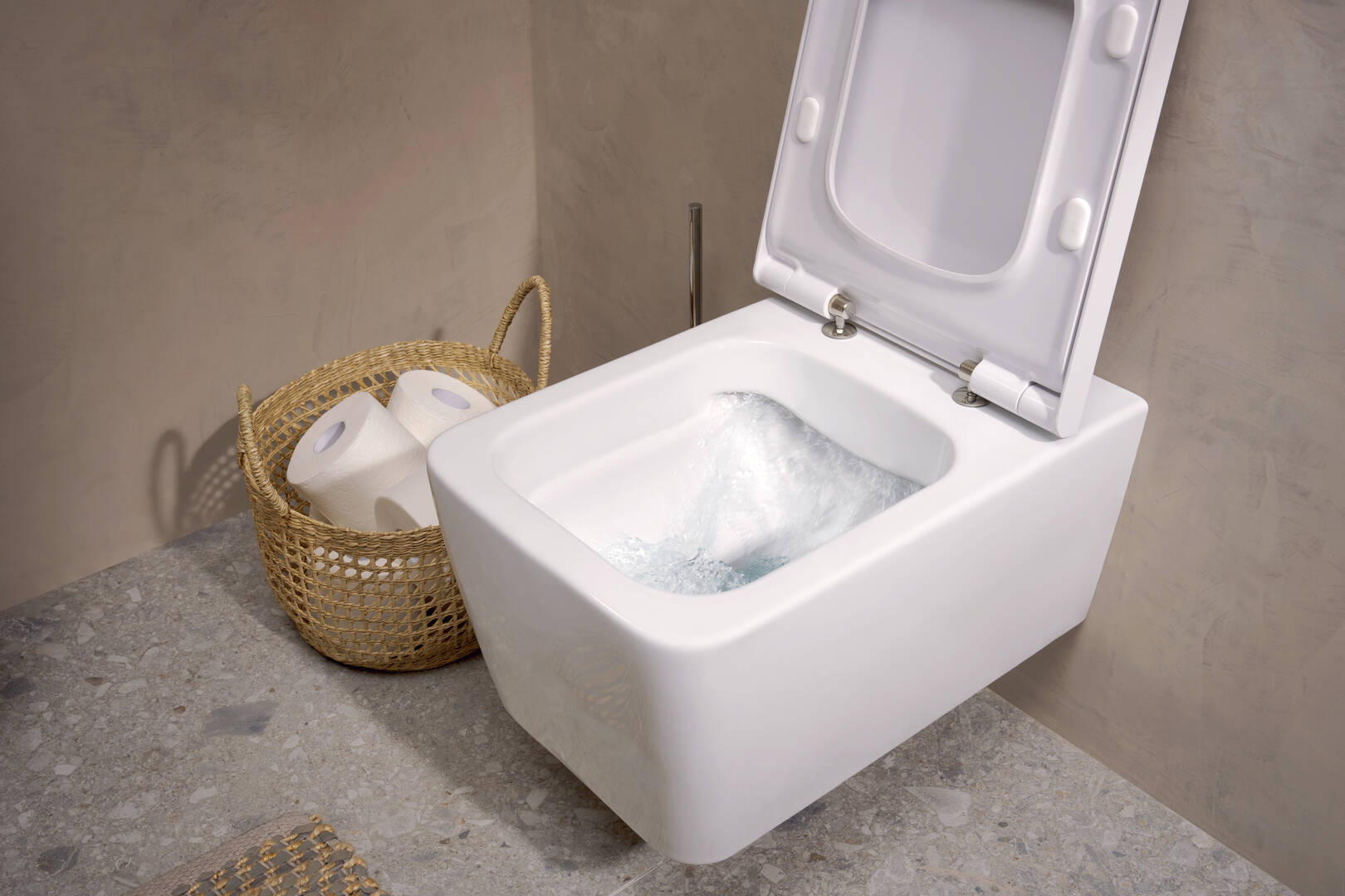 Close-Up: Wand WC AquaFall Flush  SmartClean