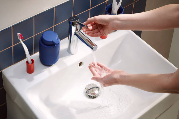 Close-Up: Einhebel-Waschtischmischer 100 CoolStart mit Push-Open Ablaufgarnitur 1