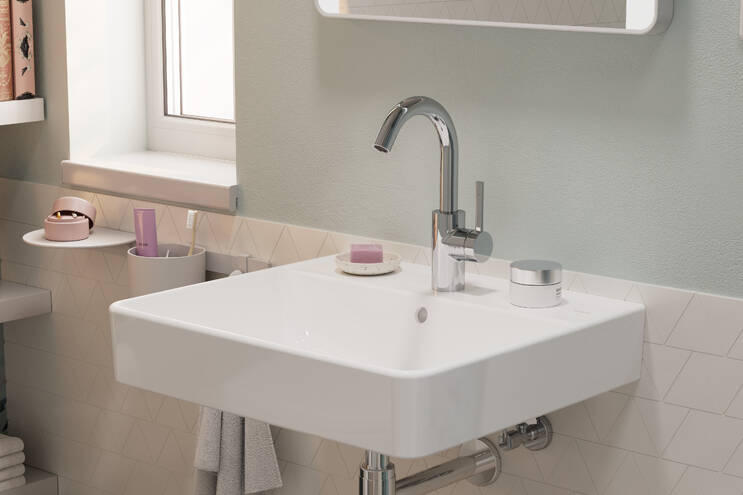 Шәуетпен жабылған томпақ әйелдің жеке суреті