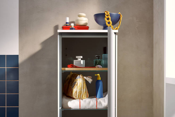 Close-up: Medelhögt skåp 400/350  dörrgångjärn till höger