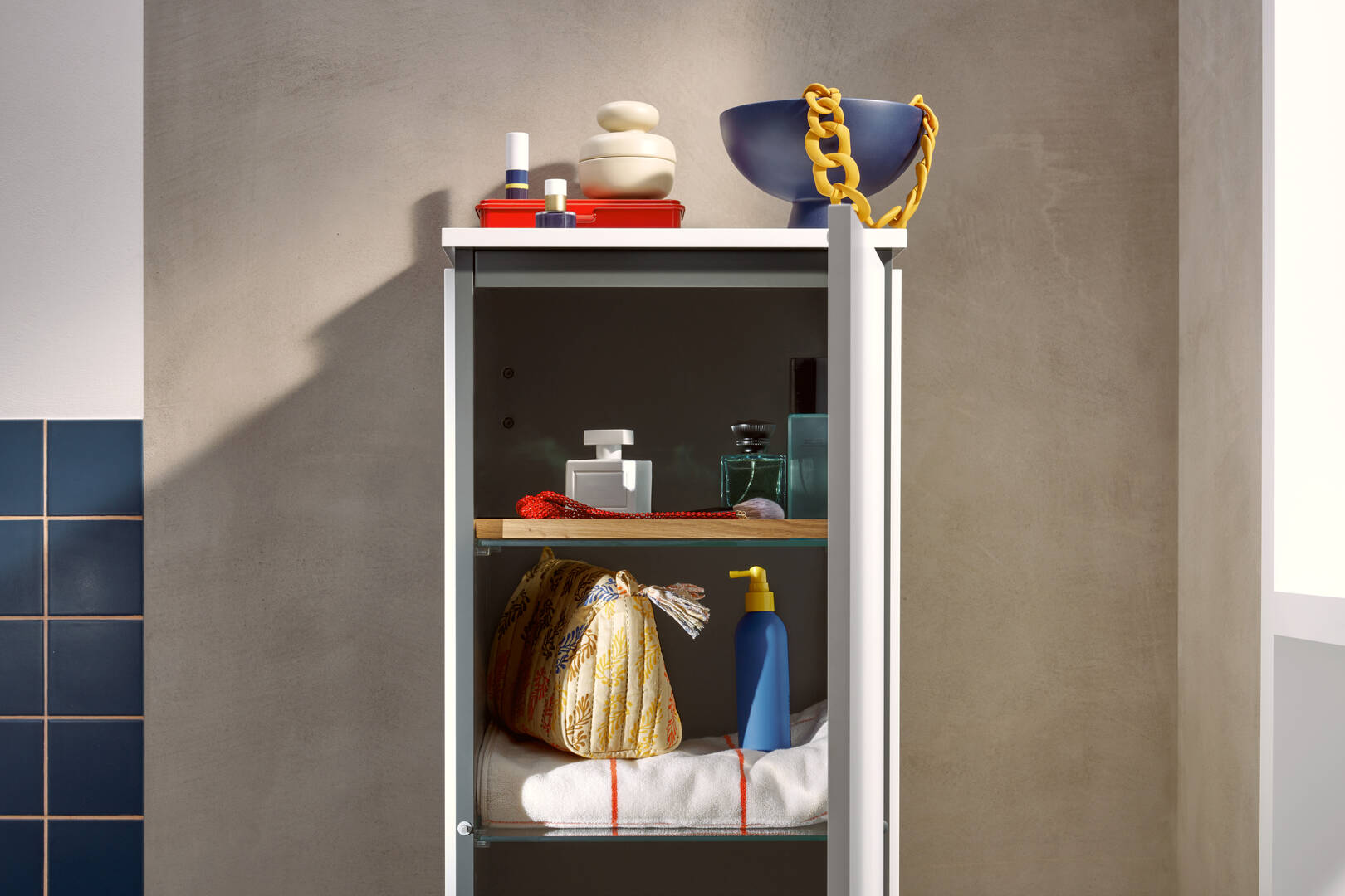 Close-up: Medelhögt skåp 400/350  dörrgångjärn till höger