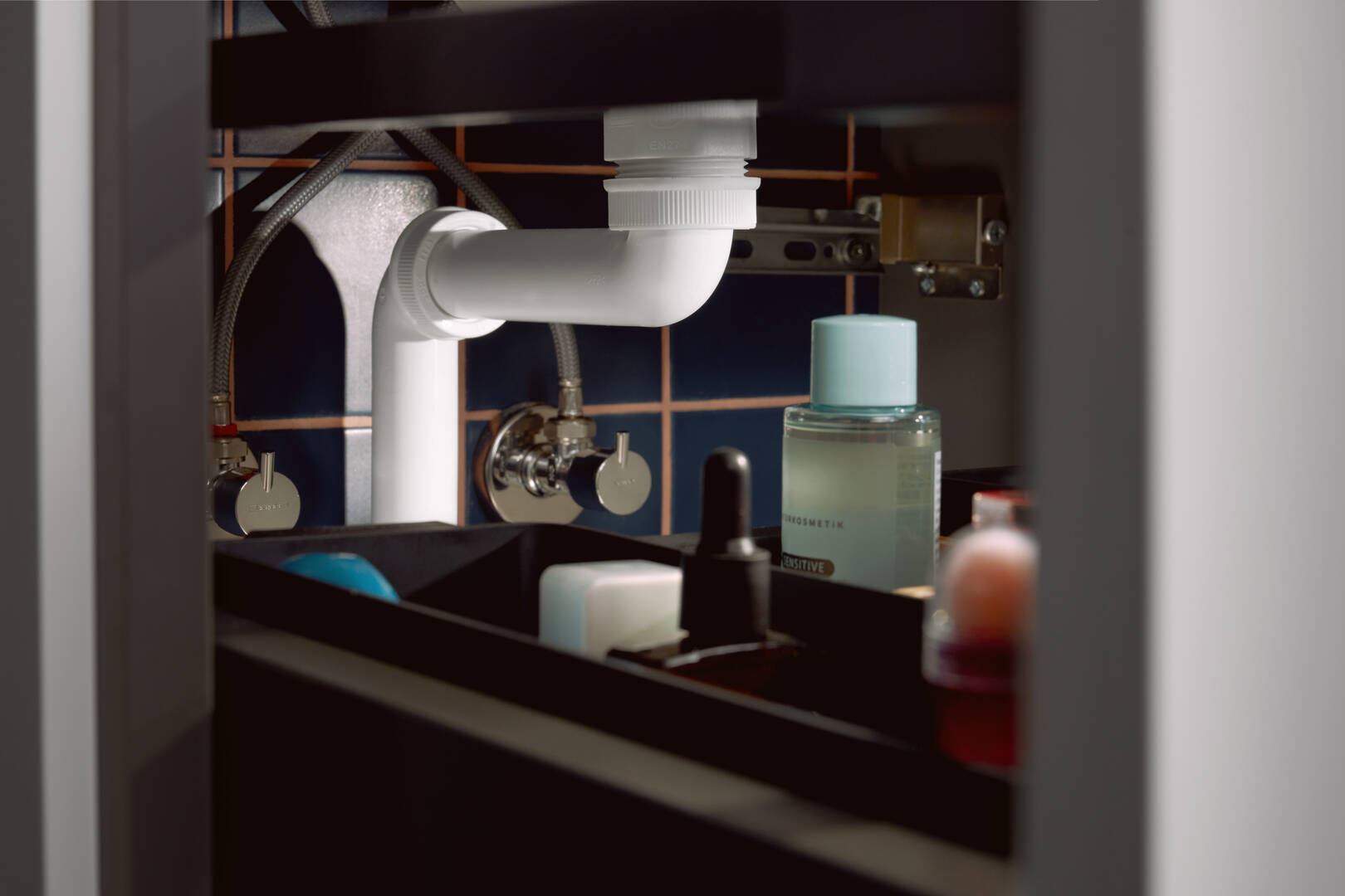 Close-up: Pladsbesparende vandlås til håndvask 50 mm 1