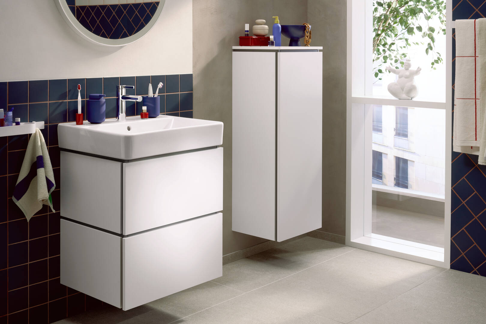 Close-up: Medelhögt skåp 400/350  dörrgångjärn till höger