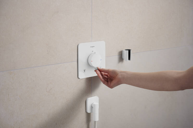 Close-up: Wall outlet with non-return valve 3