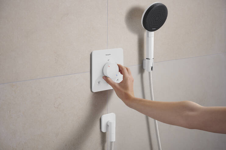 Close-up: Wall outlet with non-return valve 1