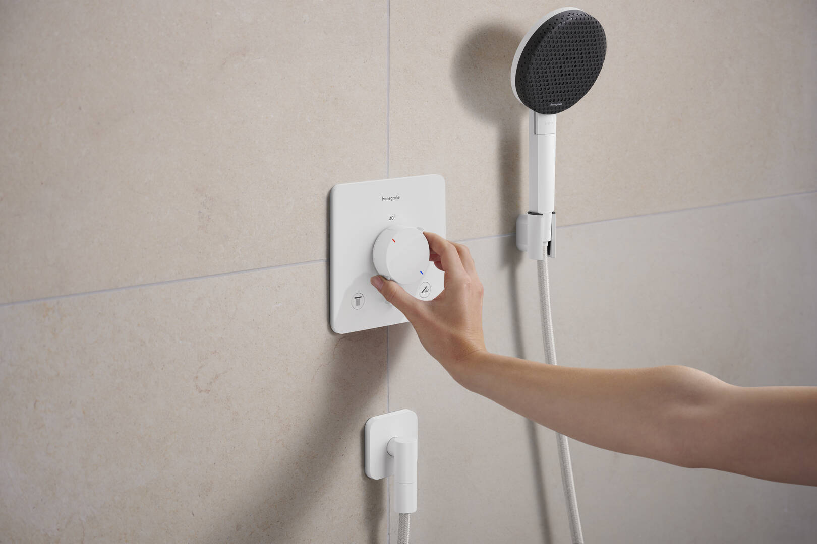 Close-up: Wall outlet with non-return valve 1