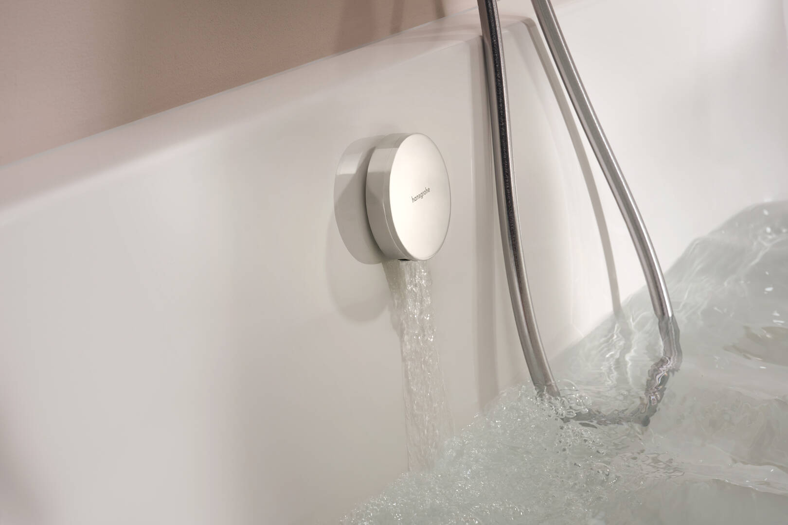 Close-up: Complete set bath filler  waste and overflow set for bathtub