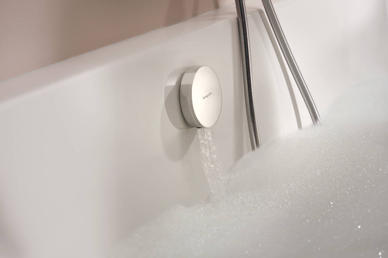 Close-up: Complete set bath filler  waste and overflow set for bathtub