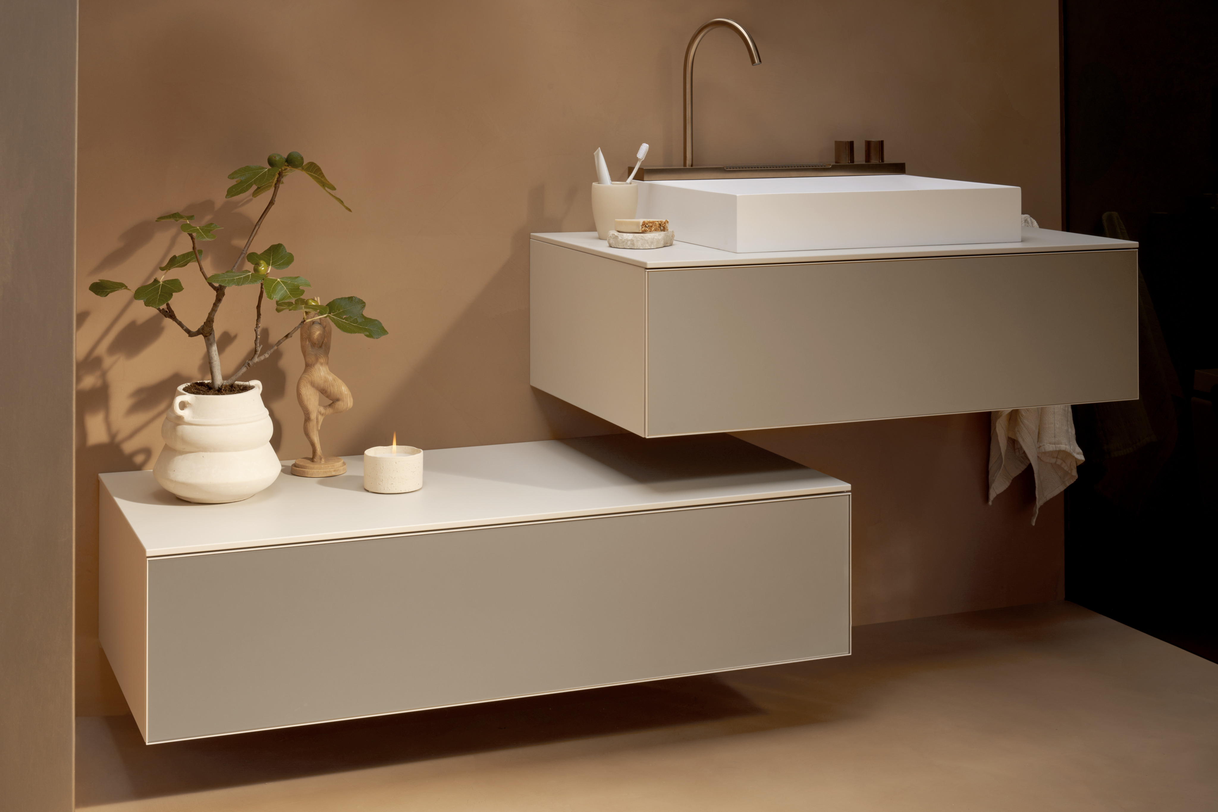 Close-Up: Bordplate 980/550 med utskjæring i midten for bordmontert servant med slipt underkant 1