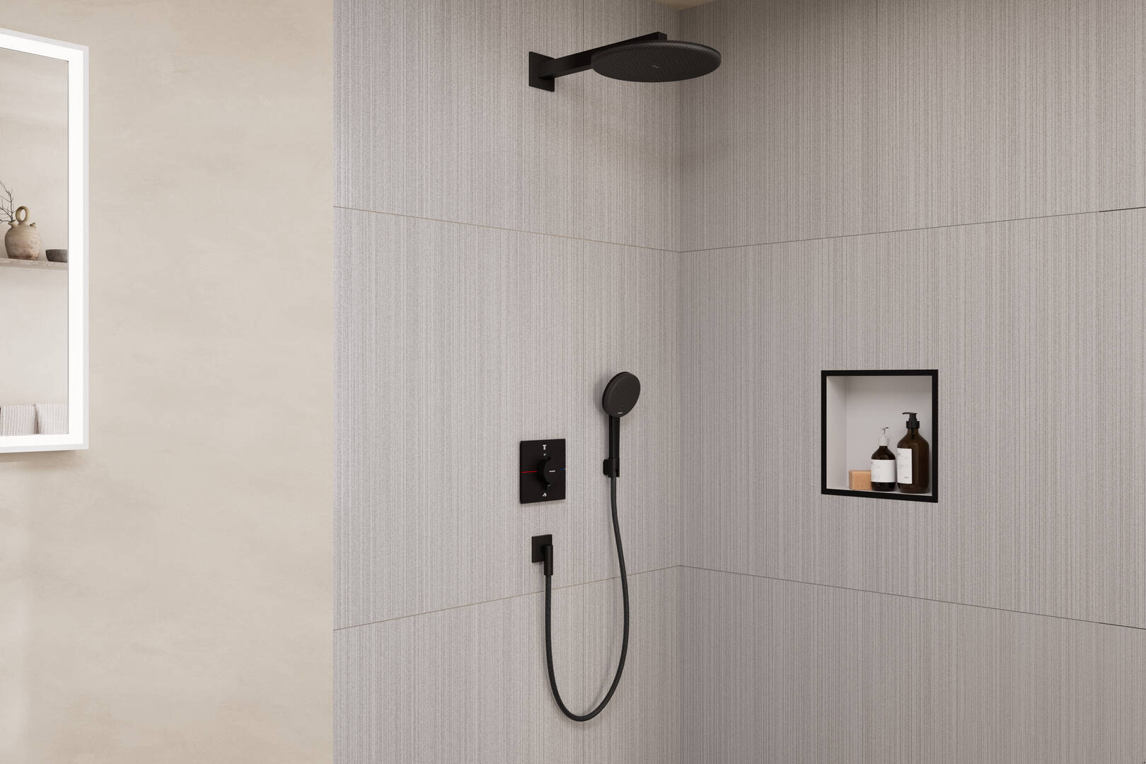 Close-up: Design ShowerSet 300 1jet with ShowerSelect Comfort E and basic set iBox universal 2 1