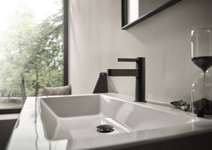 Close-up: Pillar tap 100 for cold water without waste set 1