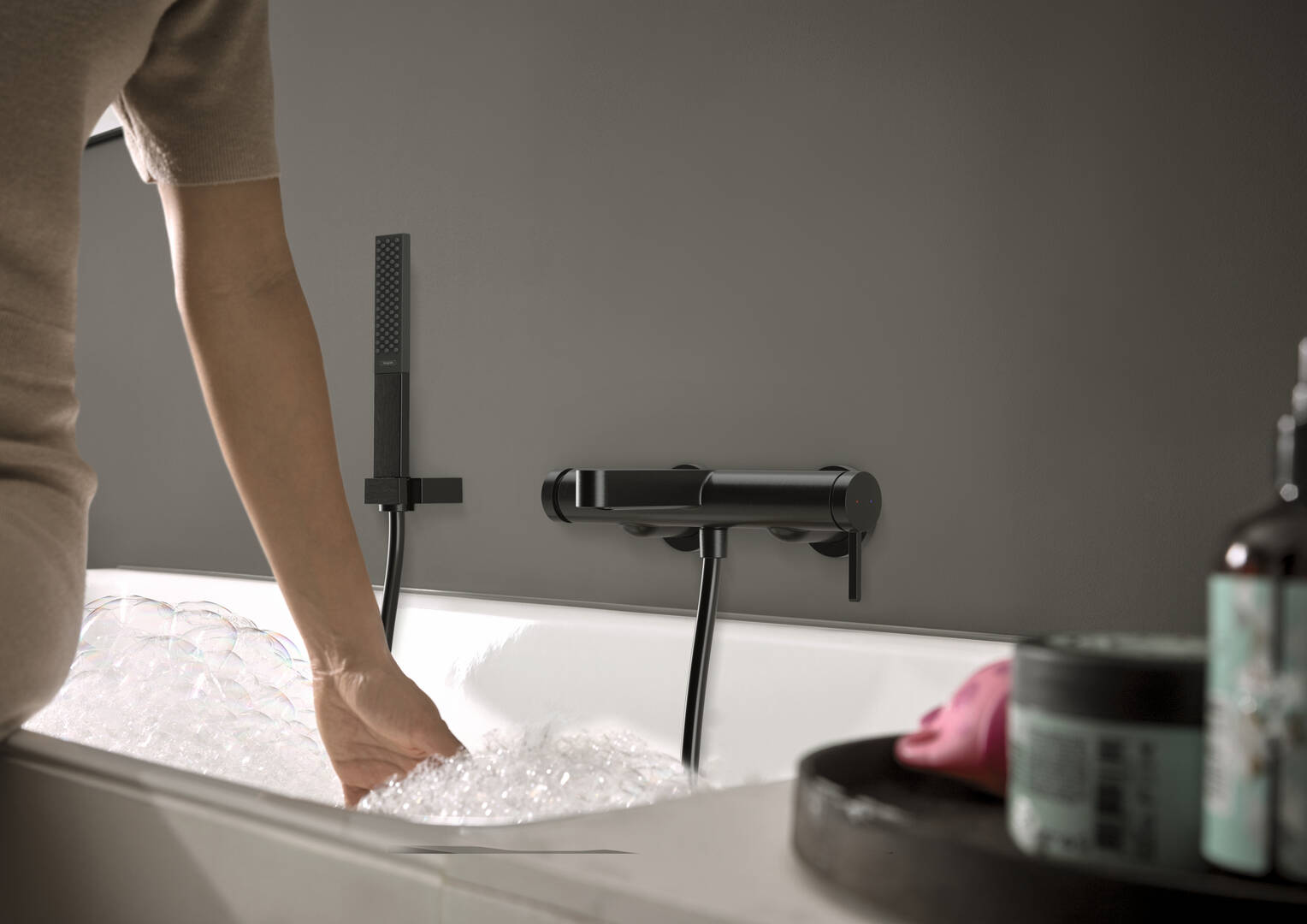 Close-up: Single lever bath mixer for exposed installation 1