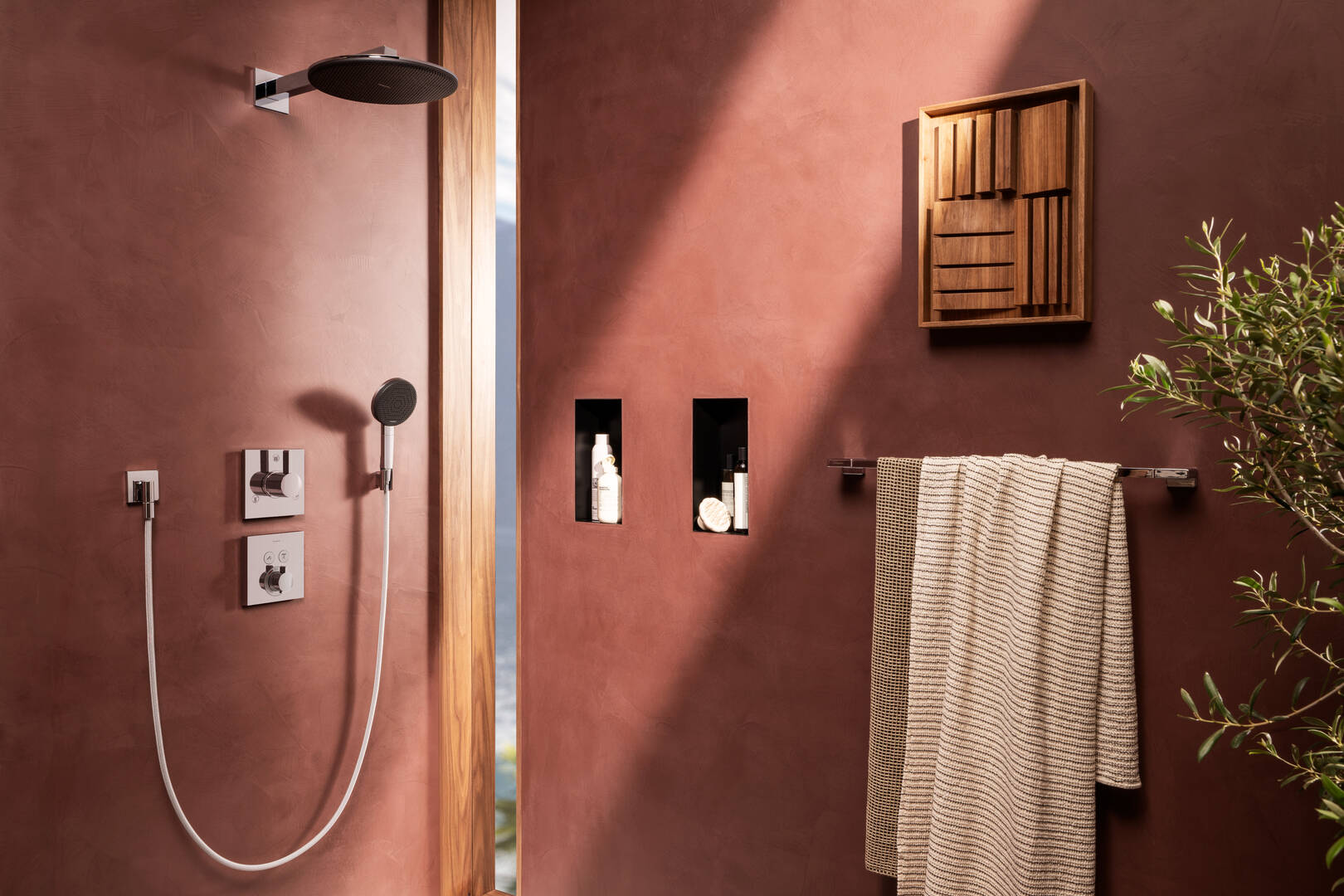 Close-up: Showerhead 300 2-Jet 1.75 GPM with shower arm 4