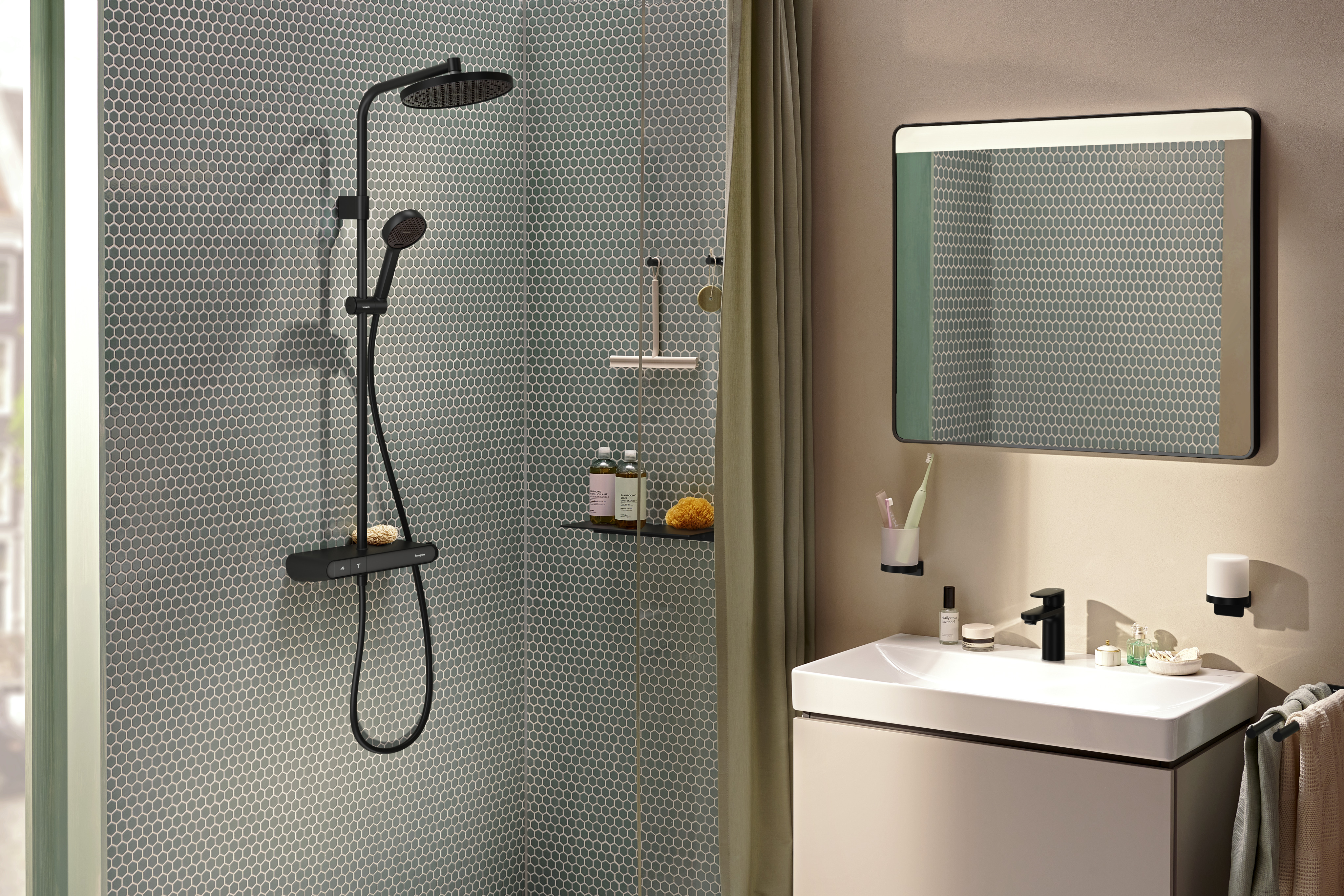 Primo piano: Showerpipe 240 1jet EcoSmart+ con ShowerTablet Select 360 Varia 3