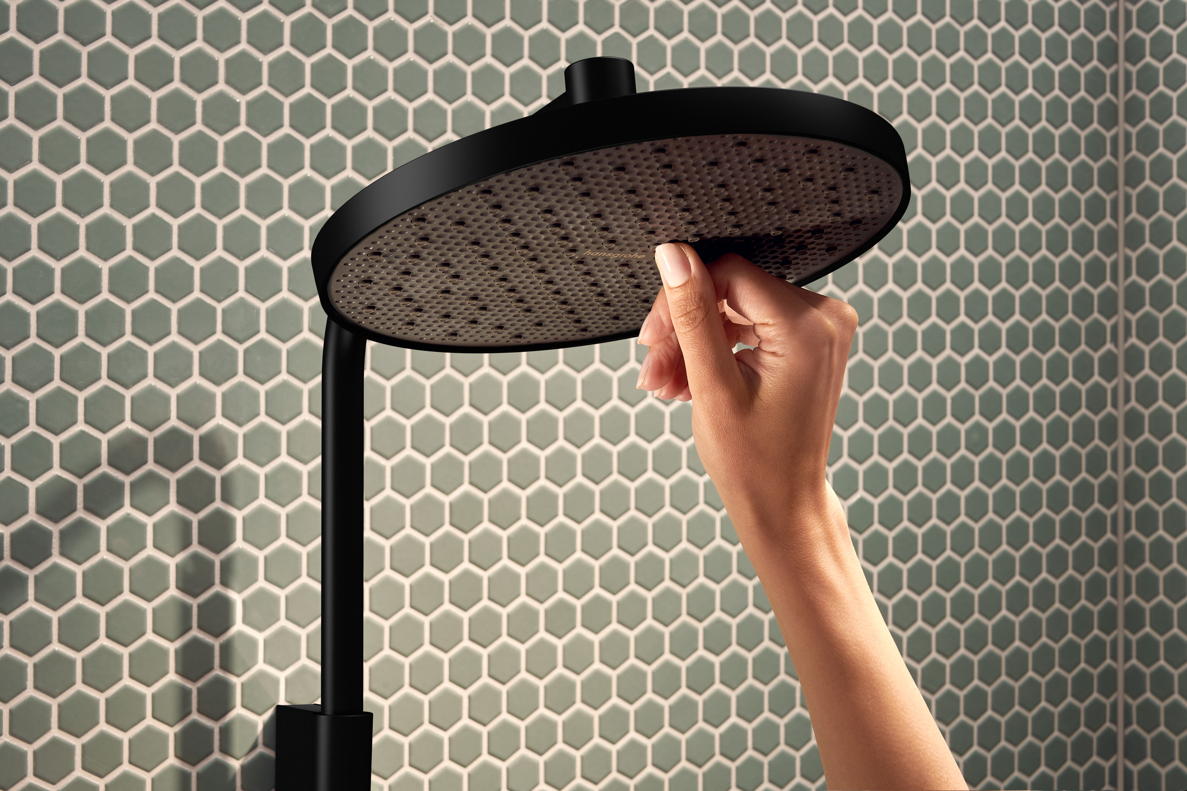 Primo piano: Showerpipe 240 1jet EcoSmart+ con ShowerTablet Select 360 Varia 10