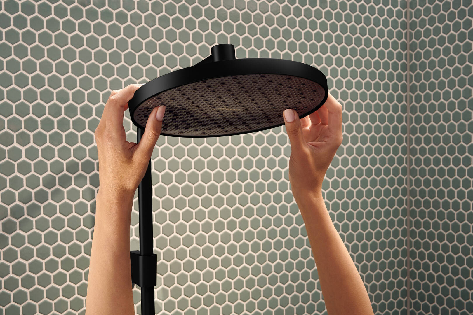 Primo piano: Showerpipe 240 1jet EcoSmart+ con ShowerTablet Select 360 Varia 11