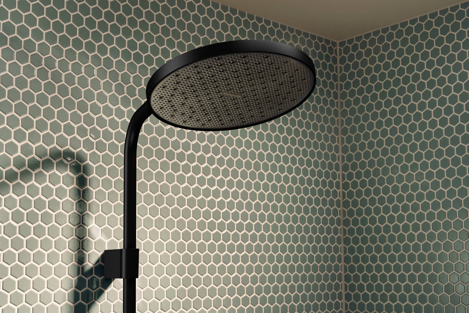 Primo piano: Showerpipe 240 1jet EcoSmart+ con ShowerTablet Select 360 Varia 12