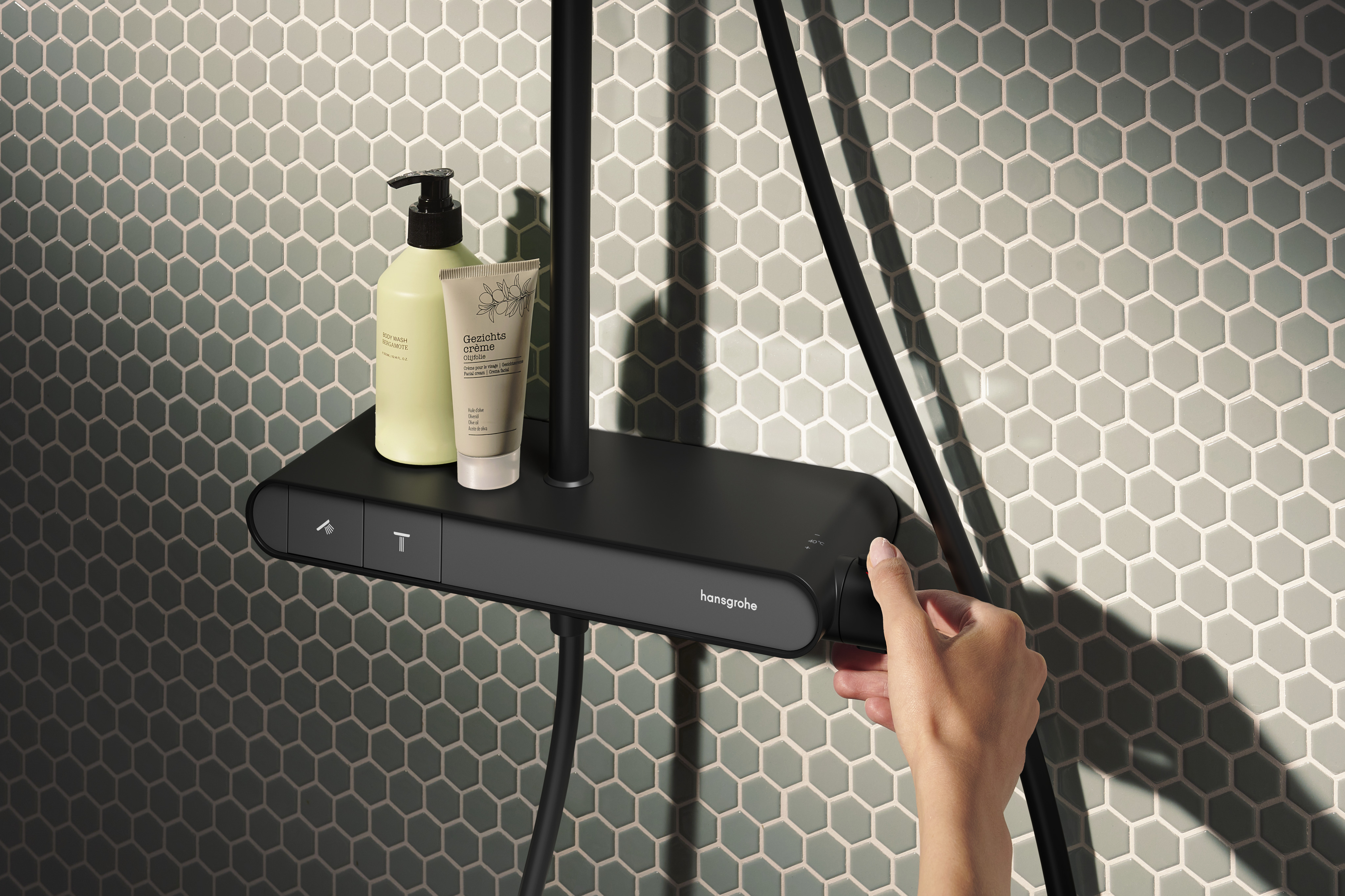 Primo piano: Showerpipe 240 1jet EcoSmart+ con ShowerTablet Select 360 Varia 15