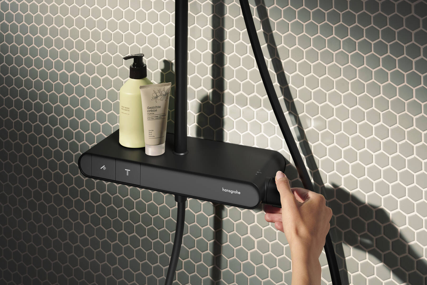 Primo piano: Showerpipe 240 1jet EcoSmart+ con ShowerTablet Select 360 Varia 15