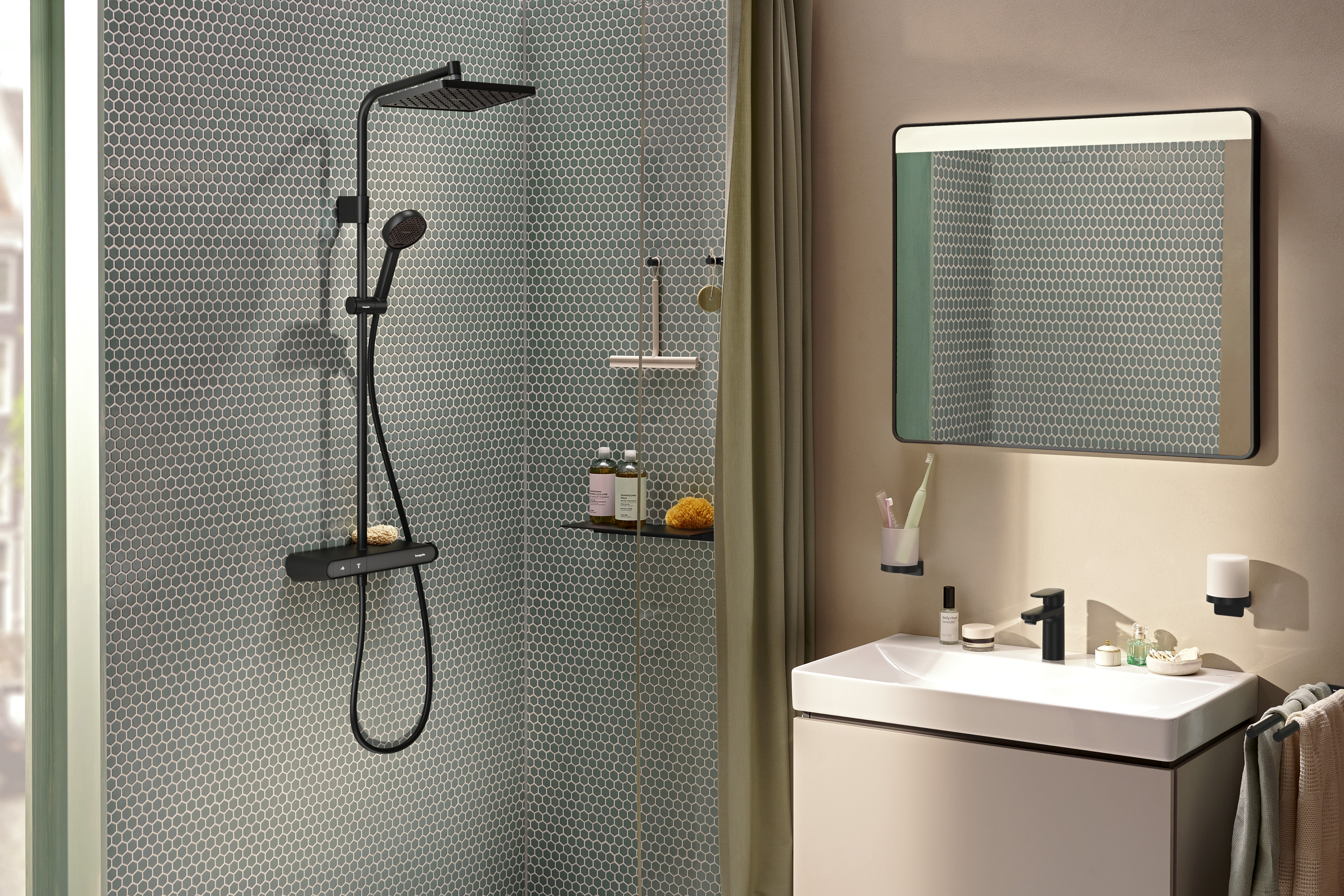 Primo piano: Showerpipe 290/180 1jet EcoSmart con ShowerTablet Select 360 Varia 17