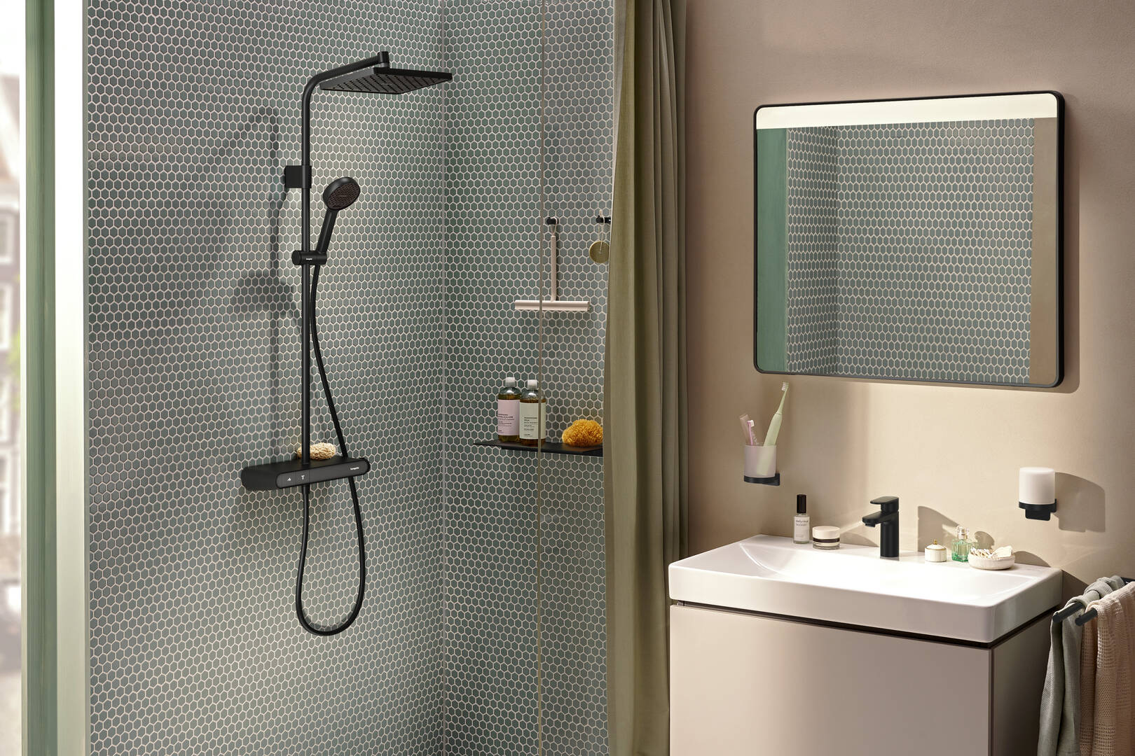 Primo piano: Showerpipe 290/180 1jet EcoSmart con ShowerTablet Select 360 Varia 17