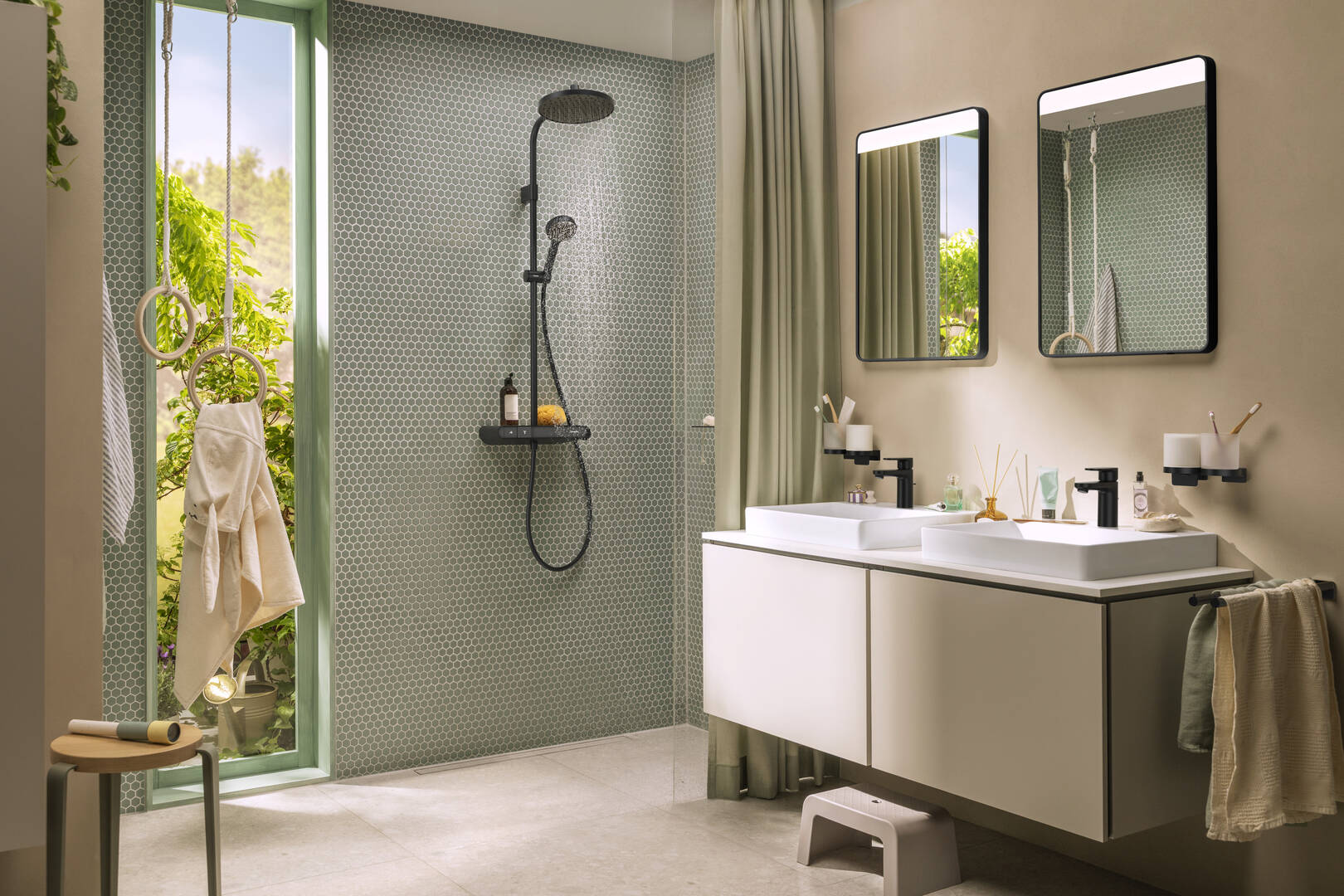 Primo piano: Showerpipe 240 1jet EcoSmart+ con ShowerTablet Select 360 Varia 18