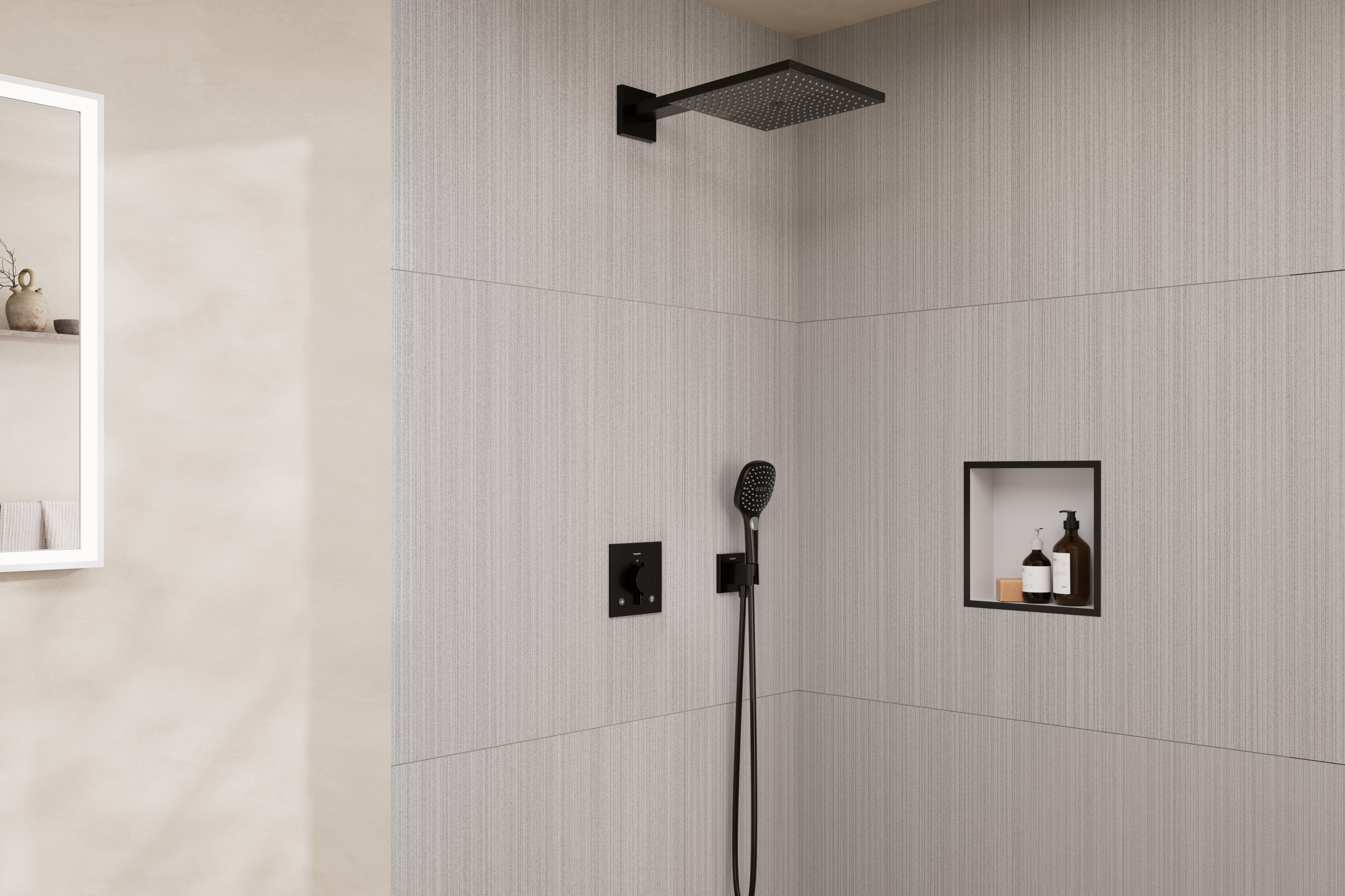 Close-up: Design ShowerSet 300 1jet with Ecostat Comfort E and basic set iBox universal 2 1