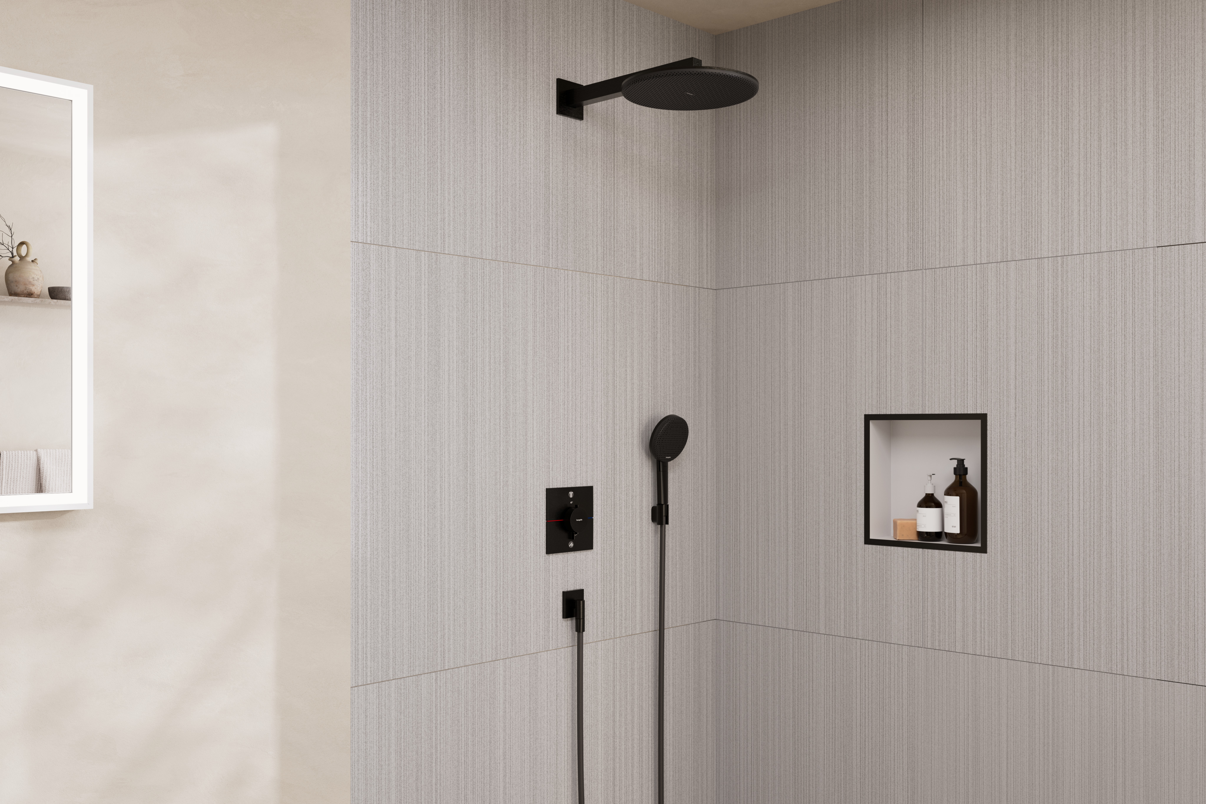 Primo piano: Set doccia design 300 1jet con ShowerSelect Comfort E e corpo incasso iBox universal 2 1