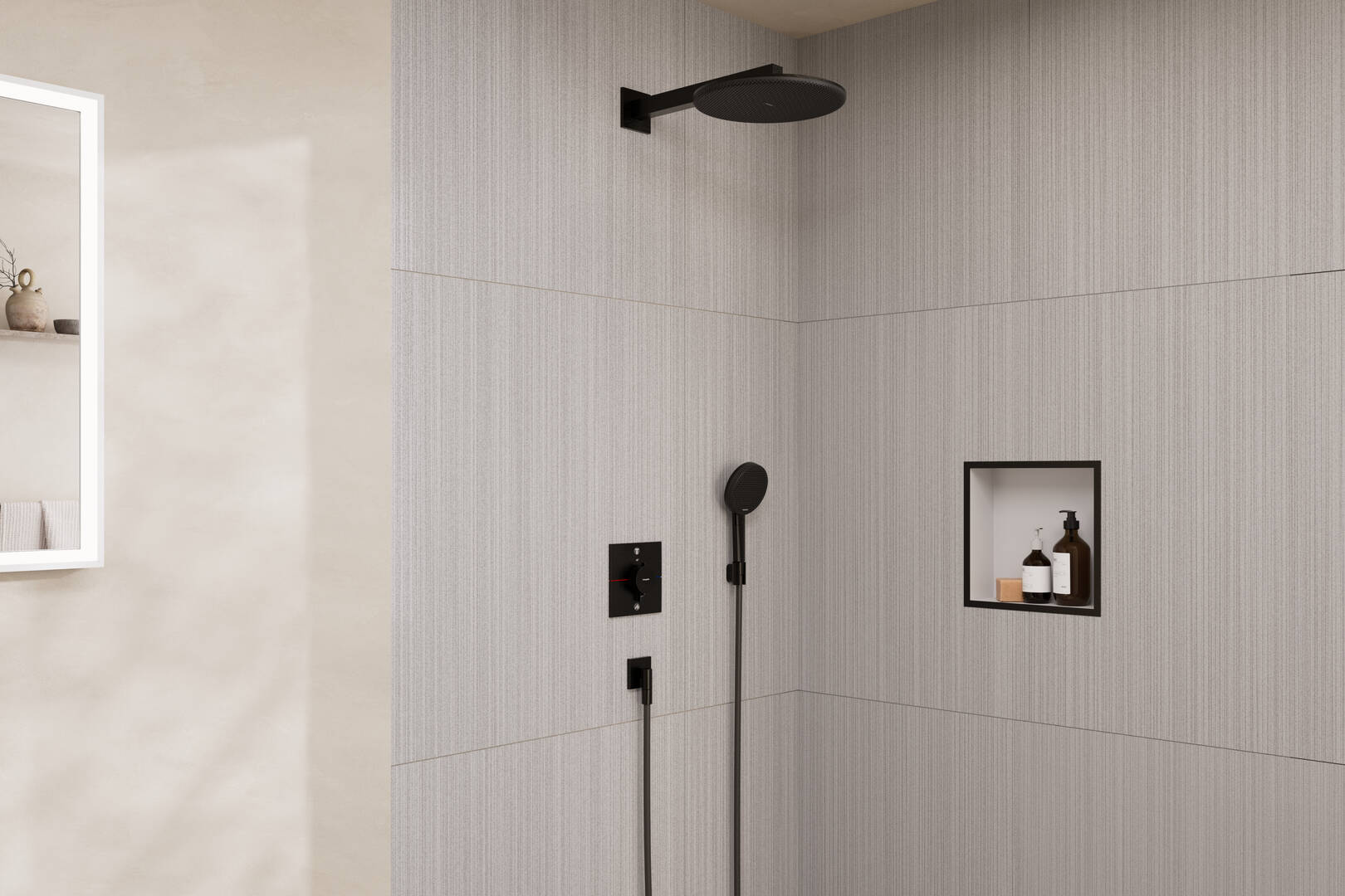 Primo piano: Set doccia design 300 1jet con ShowerSelect Comfort E e corpo incasso iBox universal 2 1