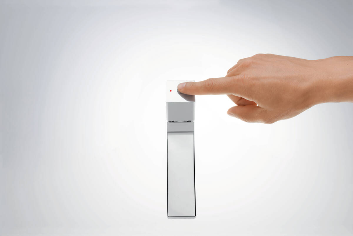 Close-up: Basin mixer 260 Select with push-open waste set 6