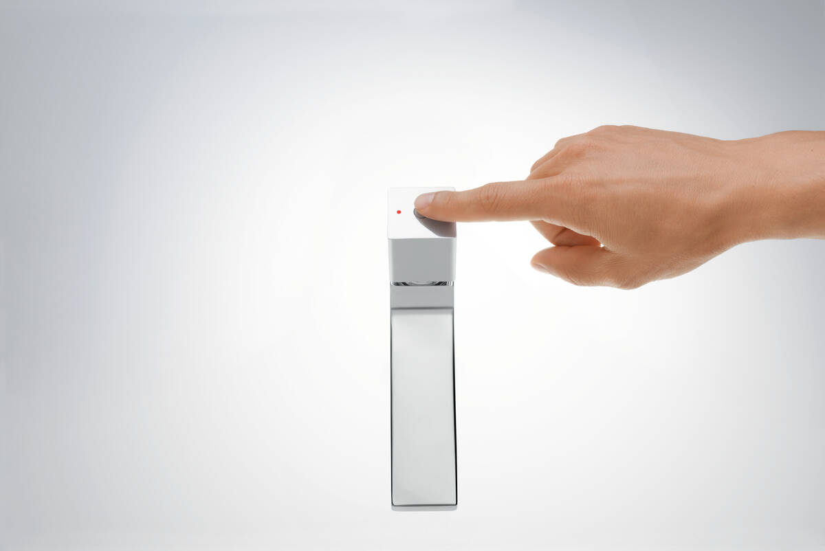 Close-up: Basin mixer 260 Select with push-open waste set 5