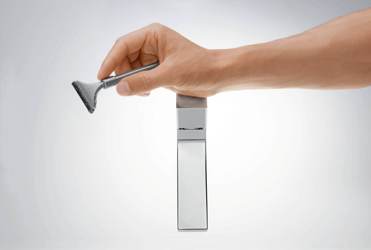 Close-up: Basin mixer 260 Select with push-open waste set 8