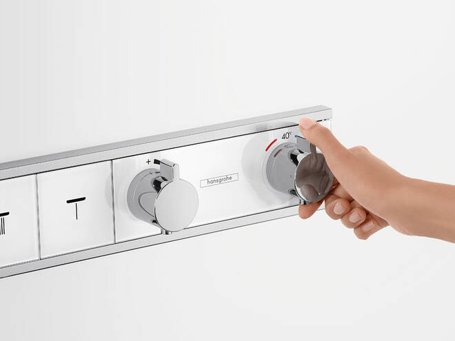 Close-up: Thermostat for concealed installation for 4 functions with integrated shower holder 8