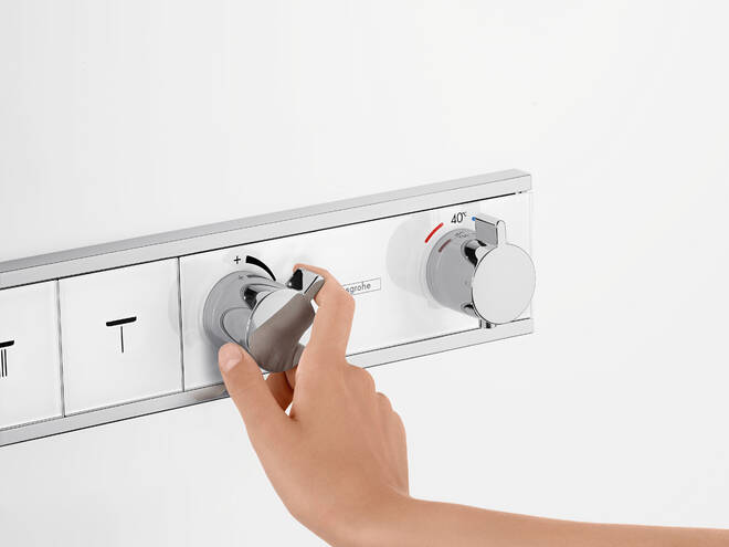 Close-up: Thermostat for concealed installation for 4 functions with integrated shower holder 7